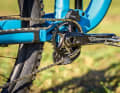 With a chain guide and bashguard like on Cube and YT, you are on the safe side in tough enduro use. Propain does without both.