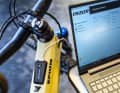 Über die Toolbox-Software und den PC wird die neue Firmware bei Fazua-Bikes aufgespielt.