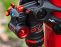 The DVO damper has a second air chamber, the bladder. It is designed to improve the oil flow and also regulates the overall hardness of the damping. Air caps protect both valves during driving.