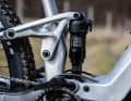 Trotz nur 125 Millimetern Hub und linearem Federverhalten ist der Hinterbau des Giant Stance E+ eine der zentralen Stärken des Bikes. Auch mit den Suntour-Dämpfern der günstigeren Bikes ist er sensibel, komfortabel und traktionsstark.