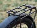 Kapitaler Defekt: Bei unserem ersten Test-Bike rissen die Streben des Gepäckträgers, und zwar bereits nach kurzem Testeinsatz im Gelände ohne Gepäck. Das Schutzblech lockerte sich ebenfalls, was den Defekt möglicherweise beschleunigt hat. Giant beruft sich auf ein Vorserienmodell, der zweite Träger hielt.