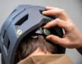 In contrast to classic downhill helmets, the lightweight Trigger FF uses a ratchet system at the back of the head to secure the helmet to the head. This is familiar from normal bike helmets.