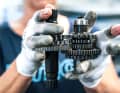 Just putting all the gears and spacer rings together in the correct order is like a complex puzzle. But no problem for this employee.
