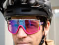 The large goggles cover a wide field of vision and offer good protection from the wind when cycling. If you want to protect wrinkles around your eyes from prying eyes, opt for mirrored lenses.
