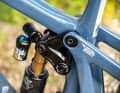 The new Shuttle LT comes in a mullet set-up with a small 27.5 rear wheel. The bike can also be ridden with a large 29er rear wheel without changing the geometry thanks to the geo-adjustment using a flip chip. Alternatively, the angles and bottom bracket become even slacker in the "low" position.
