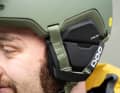 Top for icy descents: the optional ear pads completely enclose the ears and really heat things up. However, there are even warmer models among the ski helmets. The Calyx is therefore still suitable for active, sweat-inducing activities.