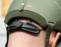 Adjustment to the head circumference is carried out in the classic way using a ratchet system.