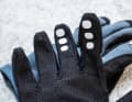 Very good: The fingers have a wide silicone print for more grip. Thanks to the large adhesive surface, the prints should not come off so quickly.