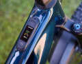 The AXS Bridge Display isn’t recessed into the top tube; instead, it sits on top of it, as the AXS antenna can only process signals ‘above ground’. Still, it looks smart and stylish.