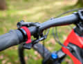 Push me! The fiery red, ball-bearing mounted boost button, which releases the full power for a short time, looks high-quality and is easy to reach. Only when things get rooty is the grip on the handlebars unsteady when the lever is pressed.