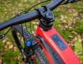 Better not press me! The display on the top tube offers plenty of information and can be customised via the app. The small button for adjusting the modes is difficult to hit and only ever clicks in one direction. The double-click required to adjust the info pages is also rarely successful off-road. If you press the display when it's cold, everything blurs - just like on a Casio digital watch from 1980.