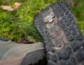 Mit dem langen Cleat-Channel findet man fast von selbst ins Pedal. Die Sohle bietet einen guten Kompromiss aus Steifigkeit und Flexibilität zum Gehen und Stehen auf dem Pedal.