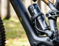 The additional battery in water bottle format is familiar from the predecessor model of the Specialized Levo SL. A cable with a customised length will be added for the Gen2 - then everything should fit neatly. There is 160 Wh in the bottle.