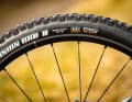 Tyres with the thin EXO casing are out of place on an E-MTB in this suspension travel class. For more puncture protection and grip off-road, you should plan an upgrade here.