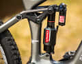 Der Vivid Ultimate von Rockshox bietet sinnvolle Einstelloptionen und ist ein echter Enduro-Dämpfer. Die Heckfederung am Tundra könnte dennoch geschmeidiger ausfallen.