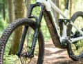 Die Rockshox Yari am E-Mythique LT VRX arbeitet, gemessen an anderen Modellen in dieser Preisklasse, sehr ordentlich.