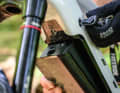The battery can be released with a key and folded forwards out of the down tube in the classic way. The lever with which the battery is unlocked came off our test bike during the ride into the undergrowth. It is already missing in the photo. It should actually be located above the battery. What a pity!