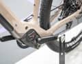 The Bosch SX motor is designed for a sporty ride and delivers high peak power for an e-gravel bike. The battery folds out of the down tube towards the front.