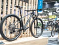 Das neuen Bulls Copperhead Carbon bleibt mit 1599 Euro UVP auf dem Boden.
