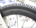 Les roues en carbone de Vision permettent de ramener le poids total à un peu moins de 10 kilos pour les deux versions.