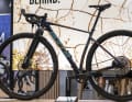 Le vélo de gravel 32 pouces de Bulls n'est pour l'instant qu'un prototype. Il est équipé d'une fourche extra-longue de la marque Enve.