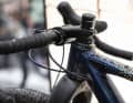 Pour compenser la grande roue avant, le vélo de gravel Bullsam 32 pouces est équipé d'une potence à angle négatif.