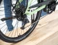 The bike features an 8-speed drivetrain with Shimano’s affordable yet functional Essa groupset.