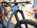 Le vélo semi-rigide 32 pouces de Bulls est équipé d'un cockpit plat en carbone et d'une fourche à suspension Intend.