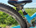Lukas´alte Reverb-Funkstütze von Rockshox ist mit dem Rahmen nicht kompatibel. Das Hinterrad bleibt in starken Kompressionen am Akku hängen – und irgendwann hat er den Akku im Bikepark verloren.