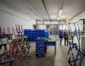 Bei Officina Battaglin beherrscht man auch die traditionelle Kunst des Cromovelato-Lacks. Ein besonderer Hingucker fürs Gravelbike, der im eigenen Haus entsteht.