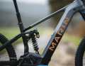 The steel spring shock absorber and robust tyres with Cushcore inserts from the factory speak a clear language: this bike wants to rattle downhill.