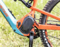 Rocky Mountain Dyname 4.0: With almost 700 watts and 108 Newton metres (factory specification), the Rocky is the powerhouse in the field. In its latest version, it releases its full power even with very little rider input - this was not the case with its predecessor. The pedalling feel is rough, but nothing rattles downhill. At full throttle, the motor heats up quickly and cuts out. Heavy at 3.2 kilos. Photo: Josh Welz