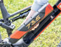 Rotwild: It couldn't be more practical: just press the quick-release button and the 720 Wh battery detaches from the down tube of the Rotwild. This makes removing the battery child's play. Weight disadvantage? At 3586 grams, the battery and cover are extremely light, as is the complete bike.