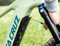 The Darfon battery with 726 watt hours is simply unlocked with a 4mm Allen key.