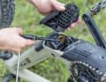 Simplon: The slide-in design on the Simplon saves weight, which is not insignificant with the Bosch Powertubes. However, removing the battery is cumbersome: remove the bolts, undo the wiring and then tilt the bike again so that the battery slides out.
