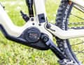 Bosch Performance Line CX Smart: Hohe Leistung bei vertretbarem  Gewicht. Modulation und spezielle Features wie der verlängerte Nachlauf im Emtb-Modus machen ihn zur Messlatte in fiesen Uphills. Alle U-Stufen lassen sich per App feineinstellen. Aber: Der Bosch ist nicht ganz leise, und die Akkus sind recht schwer.