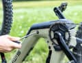 Removing the battery from the Simplon Rapcon Pmax CX: Firstly, the locking bolt must be loosened using an Allen key.