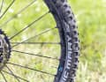 Dicke Walzen: Schwalbes Enduro-Kombi mit stabiler Super-Gravity-Karkasse und 2,6 Zoll breite bringt zwar Fahrsicherheit aber auch einige Pfunde. Unser Tipp: Auf Trailreifen in 2,4-Zoll-Reifen abrüsten und ein halbes Kilo einsparen.