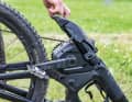 Specialized: Auch beim Levo wird die 700er-Batterie nach unten aus dem Unterrohr  gezogen – bzw. nach oben. Denn erst muss man das Bike drehen. Danach die Inbus-Schraube lösen, und der Akku lässt sich an einem Griff herausziehen. Praktisch! Ähnlich funktioniert es am Rocky Mountain.
