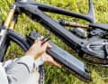 Even YT could not ignore the trend towards large batteries in the long term. Since the end of 2022, a 720 battery (from frame size M) has also been available as an alternative to the 540 battery. However, this is not fully integrated into the down tube. Two Allen screws are loosened to remove it.