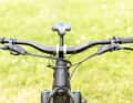 The handlebars with plenty of rise provide comfort and safety on steep descents. On flat terrain, the front is quite high.