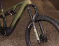 An der Front werkelt eine Rockshox Zeb Select+ mit der neueste Top-Technologie von Rockshox und detaillierten Einstellungsmöglichkeiten.
