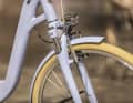Die günstige Suntour-Gabel bringt nur mäßigen Komfort. Eine Starrgabel wäre haltbarer und stilechter gewesen.