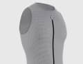 Le maillot de base ASSOS Summer NS Skin Layer P1 est un maillot de base technique ultra-léger et sans manches, conçu pour les chaudes journées d'été à vélo.