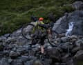 Wenn es richtig unwegsam wird, hat man mit dem Restrap Hike a Bike Holster das Bike schnell wie einen Rucksack auf den Rücken geschnallt.