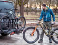 Quel est le porte-vélos qui vous convient le mieux et surtout qui convient à vos vélos ? Notre test de sept porte-vélos d'attelage vous permet de le savoir