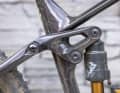 The rocker in the rear triangle is also made of carbon.