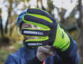 1. winter gloves should never be bought too small. A little air between the skin and the fabric insulates and provides additional warmth. 2. a long cuff, preferably with a Velcro fastener, closes the cold bridge between the glove and jacket. 3. reflective stripes and neon colours quickly give a construction site look. In winter, however, they are essential for your own safety.