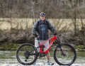 Dirk Oswald - "I'm completely thrilled," says the 52-year-old experienced biker and Alpine crosser. After a short familiarisation period, the automatic transmission and he harmonised perfectly with each other. In really rough terrain, says Dirk, "the system is overwhelmed". However, as he prefers flowing terrain anyway, this doesn't bother him at all. Dirk's favourite: "Definitely Sram because of the simplicity of the system."