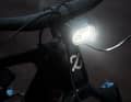Bis zu 1200 Lumen sind im Fernlicht-Modus drin. Damit gehört der Avinox zu den helleren E-Bike-Scheinwerfern, kratzt aber nicht an den Extremos von Supernova oder Lupine.